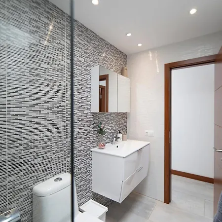 Ocean Wave - Sea Views - Free Private Heated Pool וילה