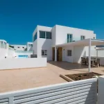 Ocean Wave - Sea Views - Free Private Heated Pool ヴィラ